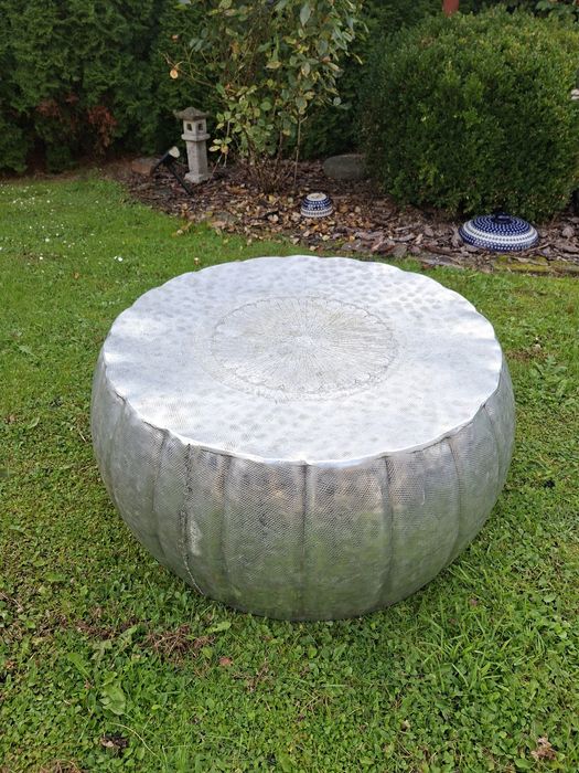 Kawowy okrągły stolik aluminiowy