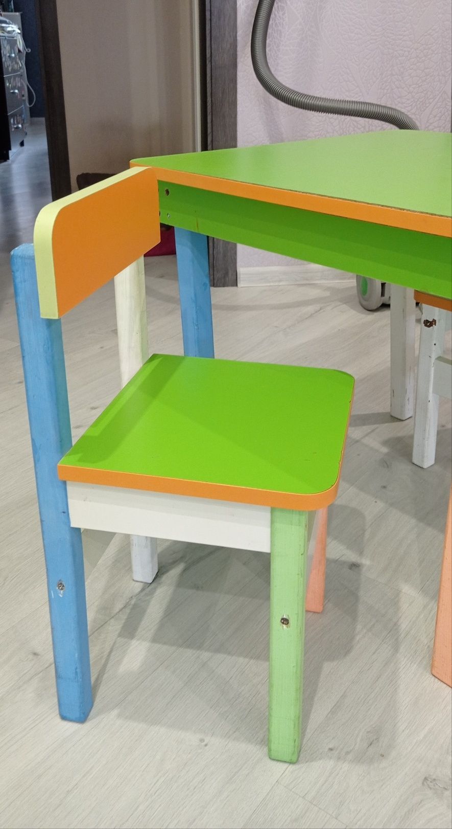 Дитячий стіл з двома стільцями