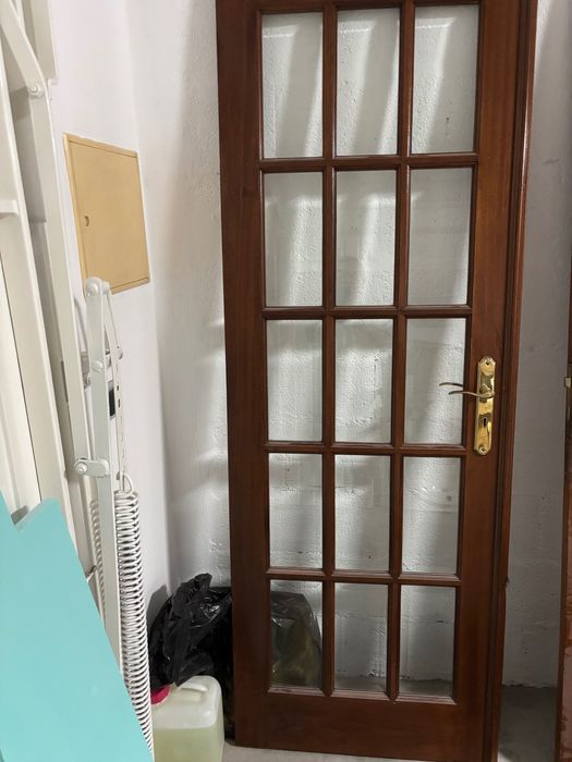 Porta com vidros em madeira