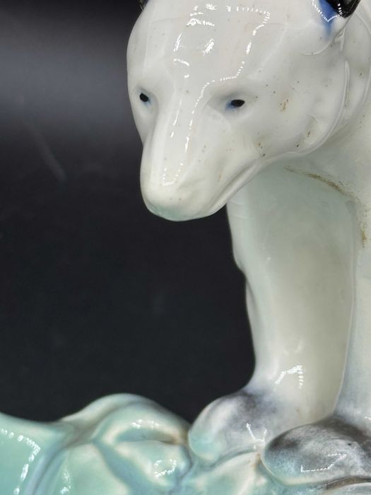 Figurka porcelanowa niedźwiedź