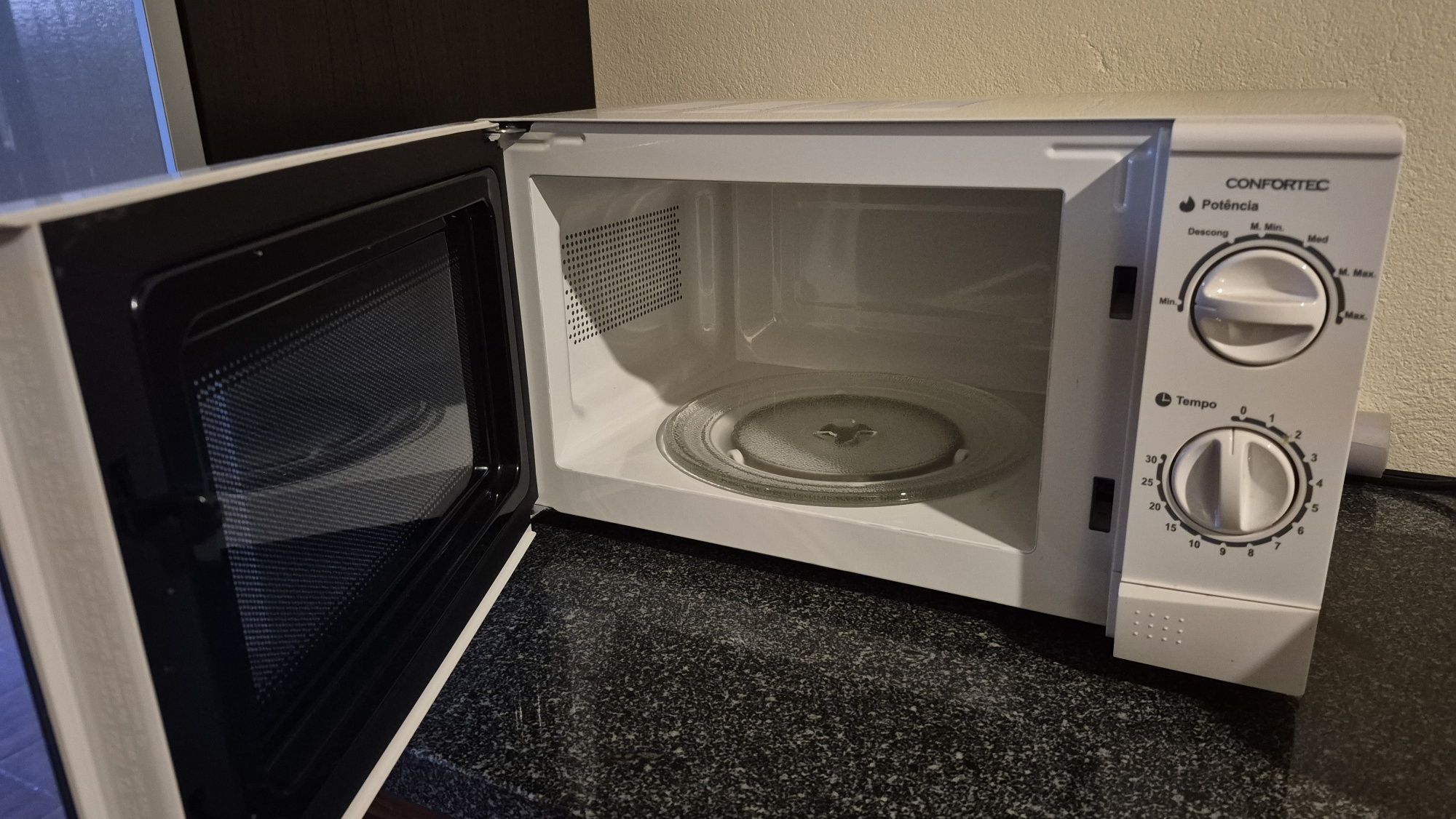Micro-ondas CONFORTEC MO720W