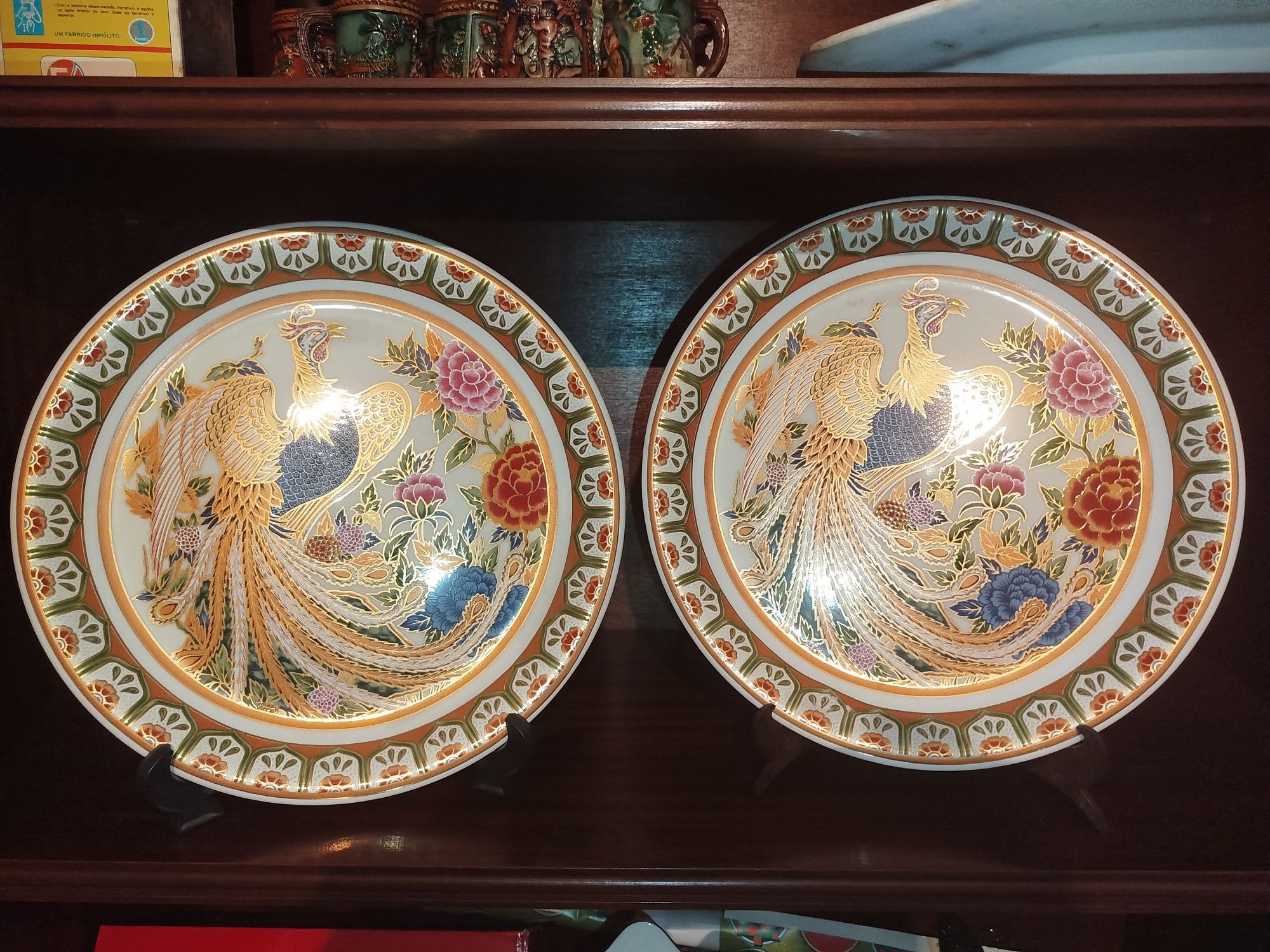 2 Pratos de Porcelana Decorativos com Motivos Orientais - Marca Pan