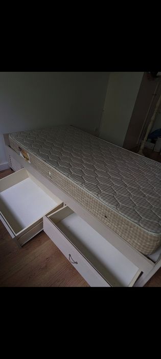 Cama solteiro com arrumação, estrado e colchão