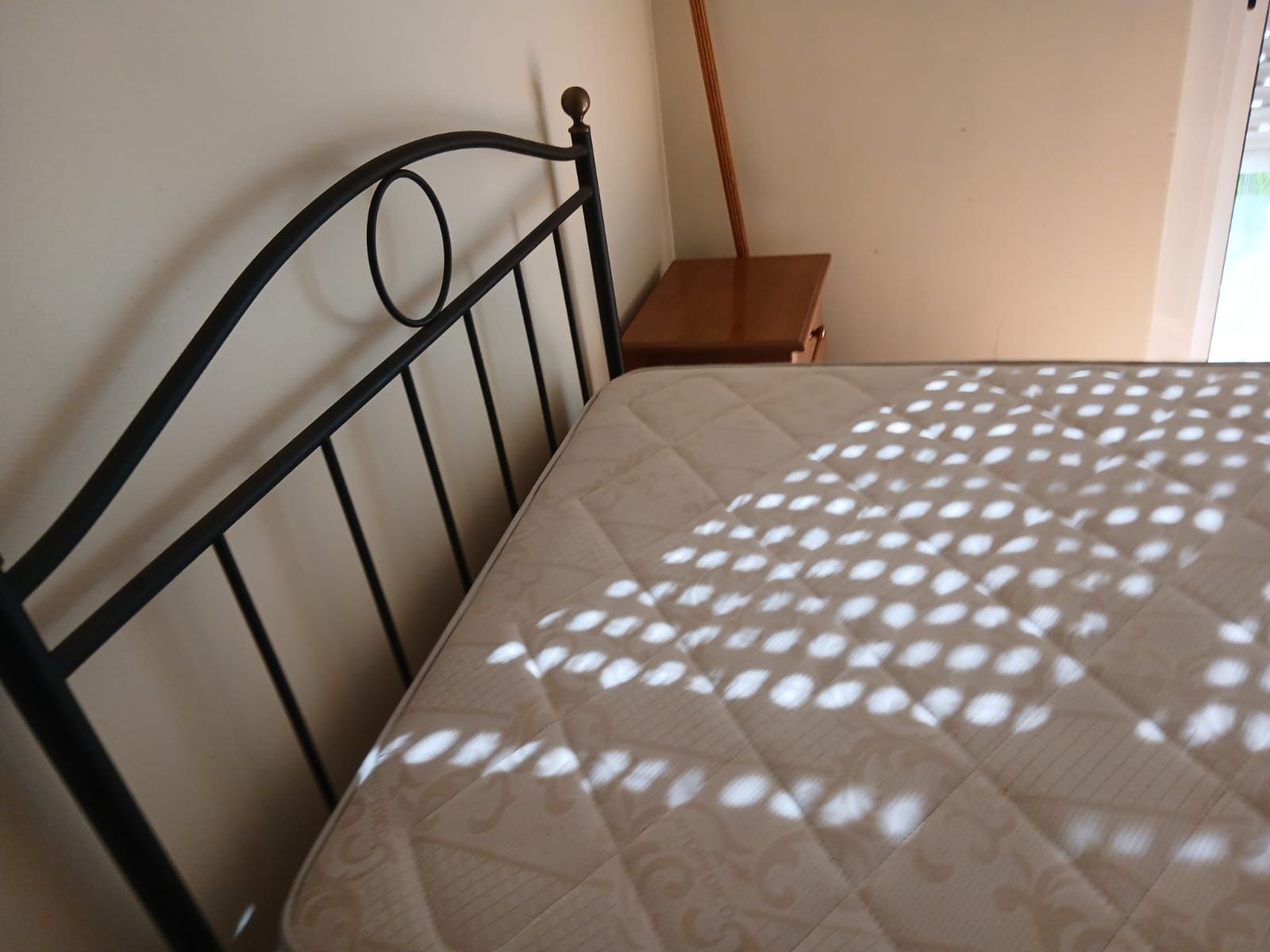 Cama de casal usada