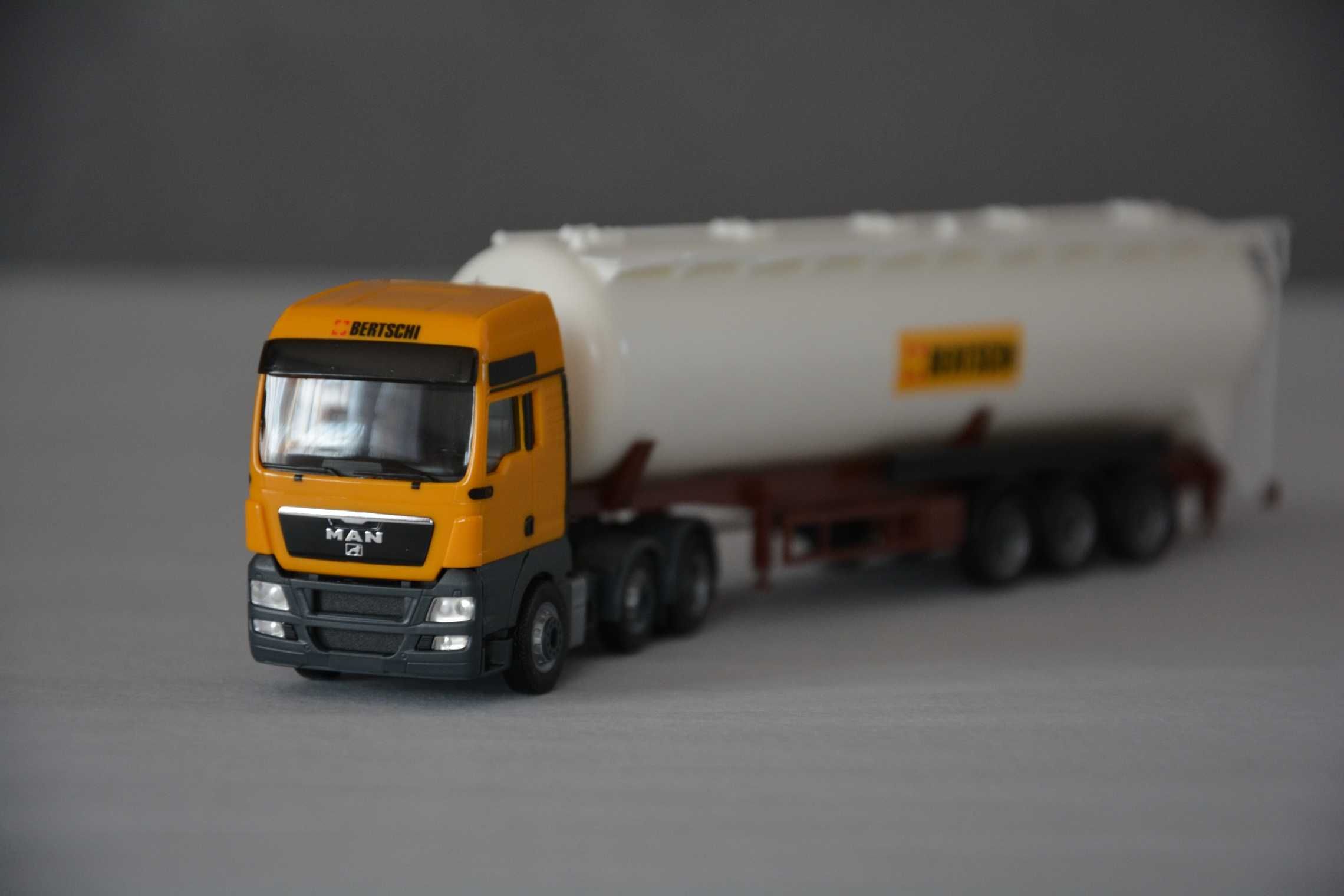 1:87 (H0) Herpa 294461 - MAN TGX XLX (6x2) kippsilo - Bertschi (CH)