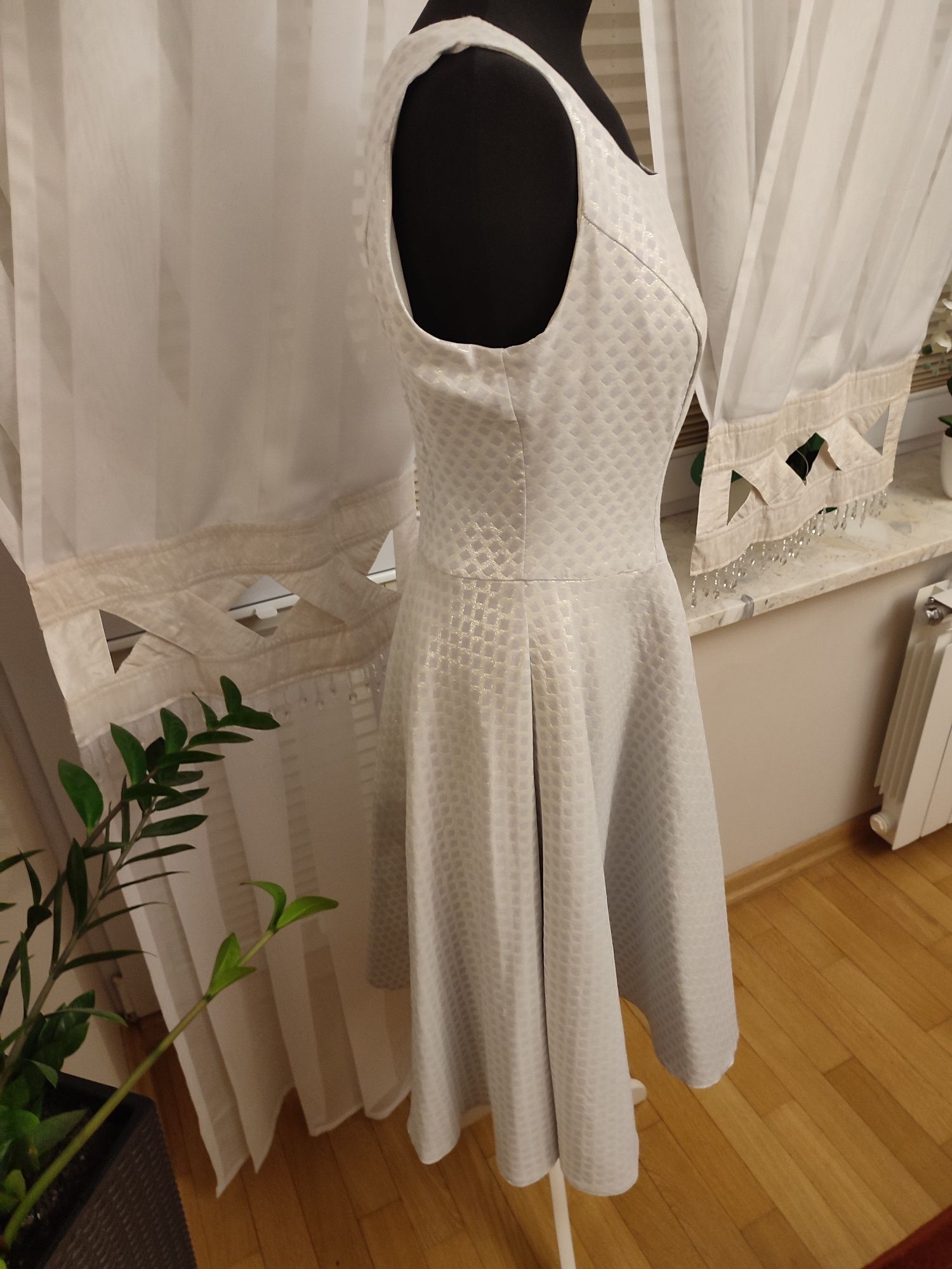 Srebrna sukienka 42