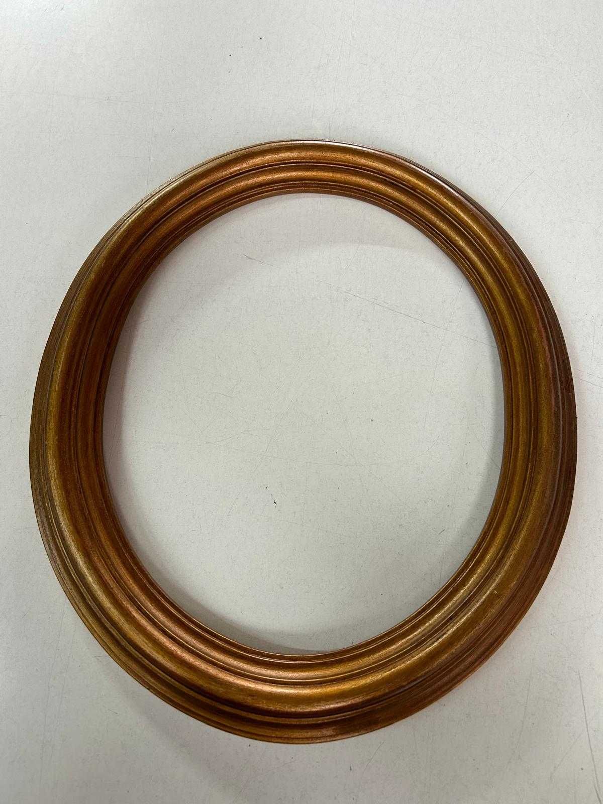 Moldura oval de talha dourada