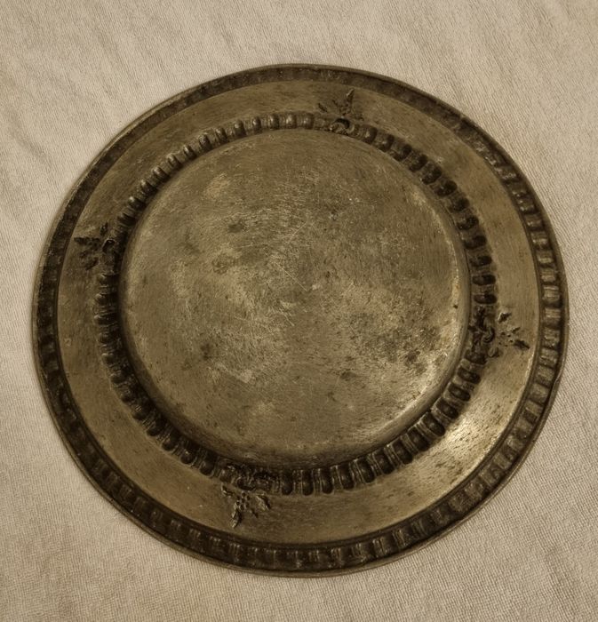 Prato Antigo em Ferro medidas nas fotos