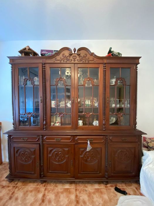 Cristaleira/vitrina de sala em madeira com detalhes