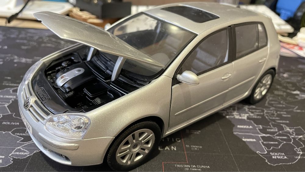 Коллекционная модель 1:18 Volkswagen Golf 5