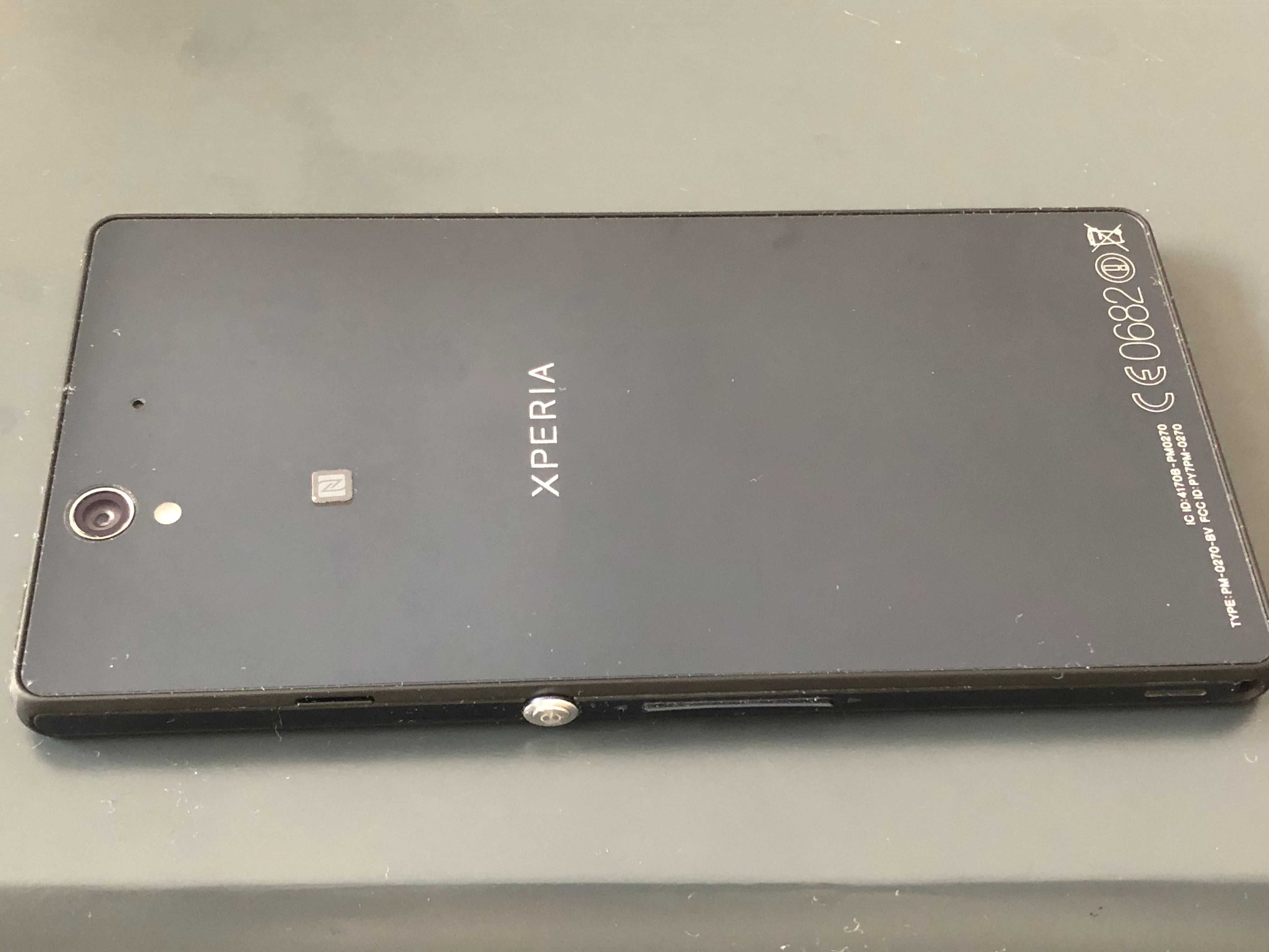 Czarny telefon smartfon Sony Xperia C6603