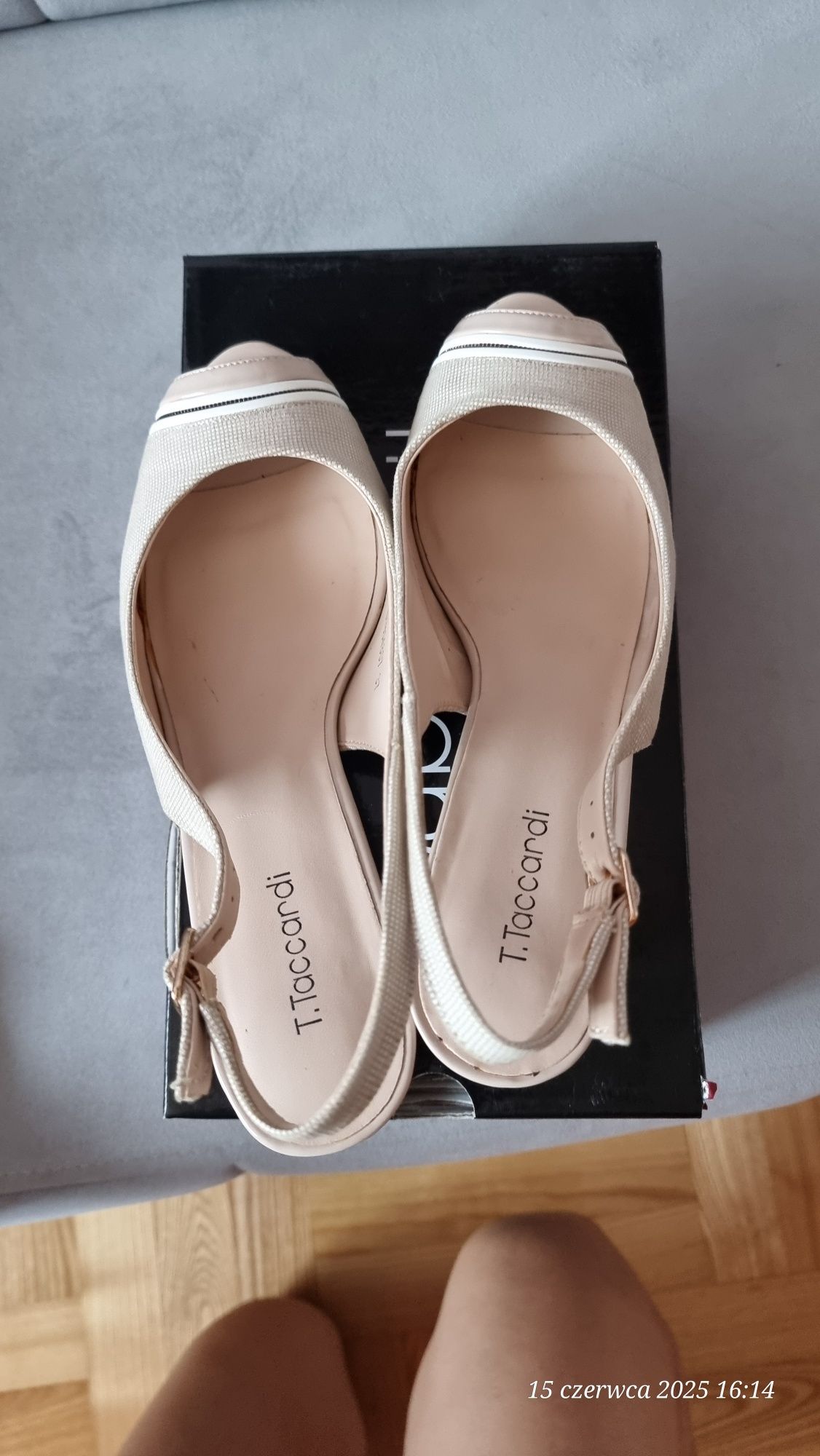 Czółenka open toe