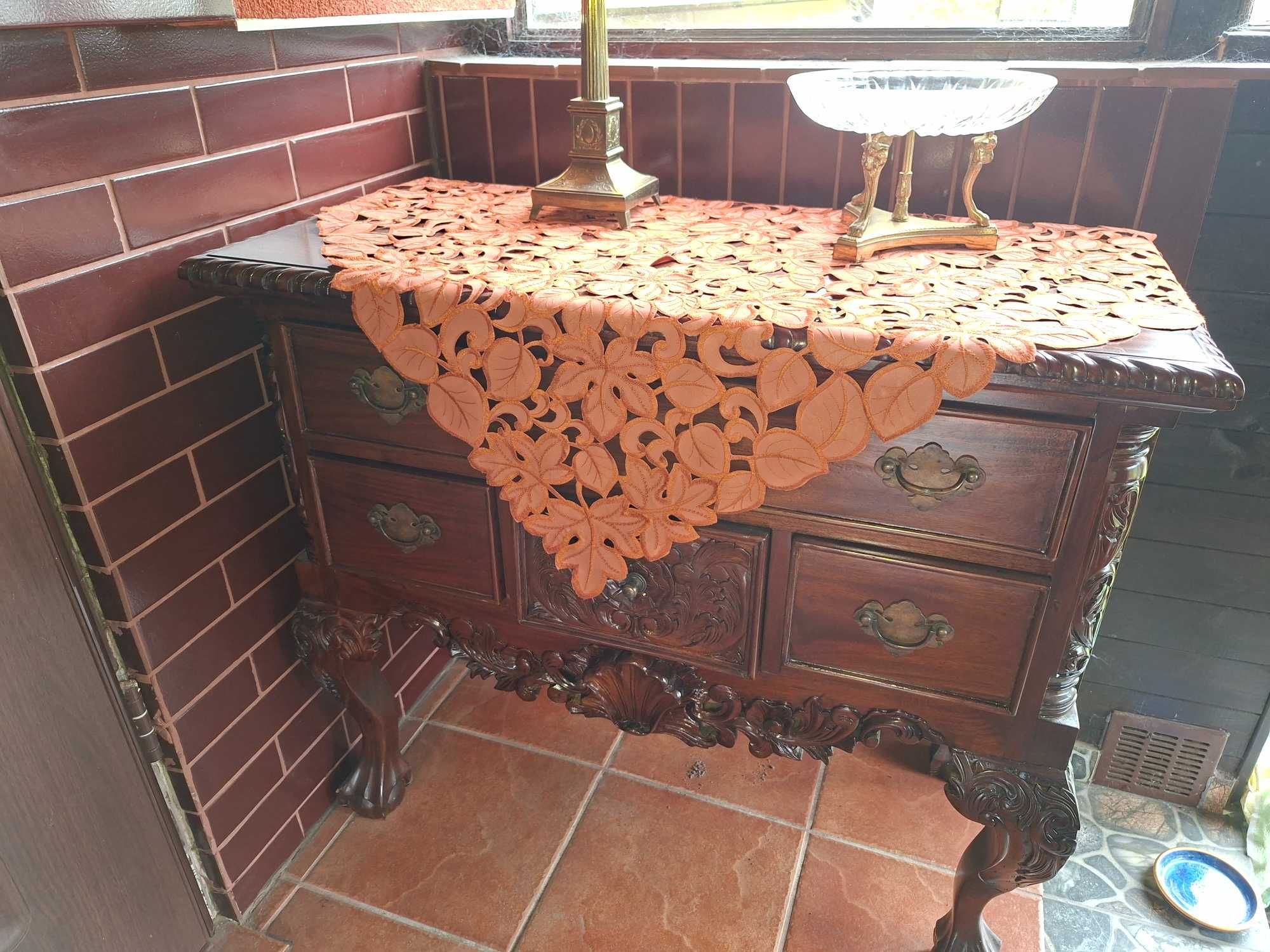 Sprzedam komodę bogato zdobioną.