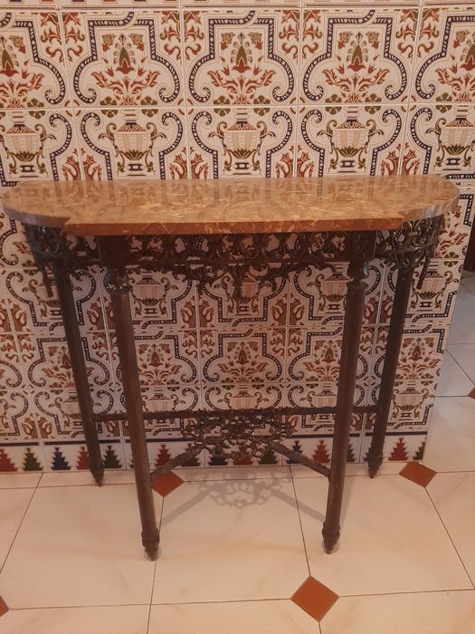 Credência,moldura de espelho e candeeiro em bronze