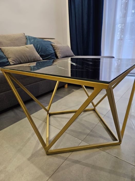 Stolik kawowy glamour czarny blat zlote nogi
