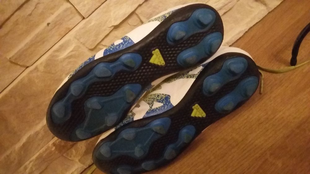 Białe korki Adidas