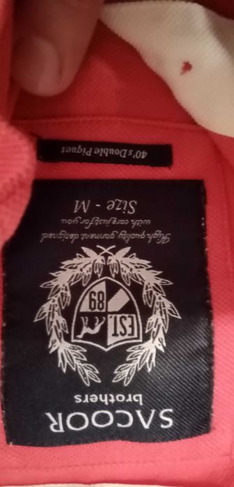 Polo vermelho da marca sacoor