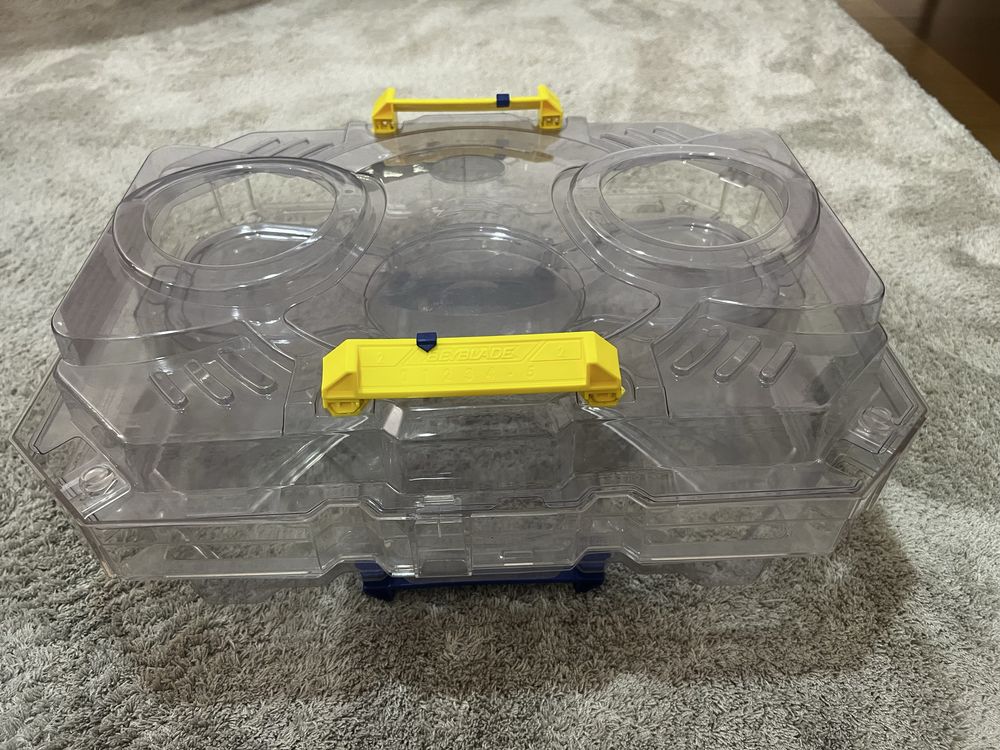 Beyblades originais e arenas