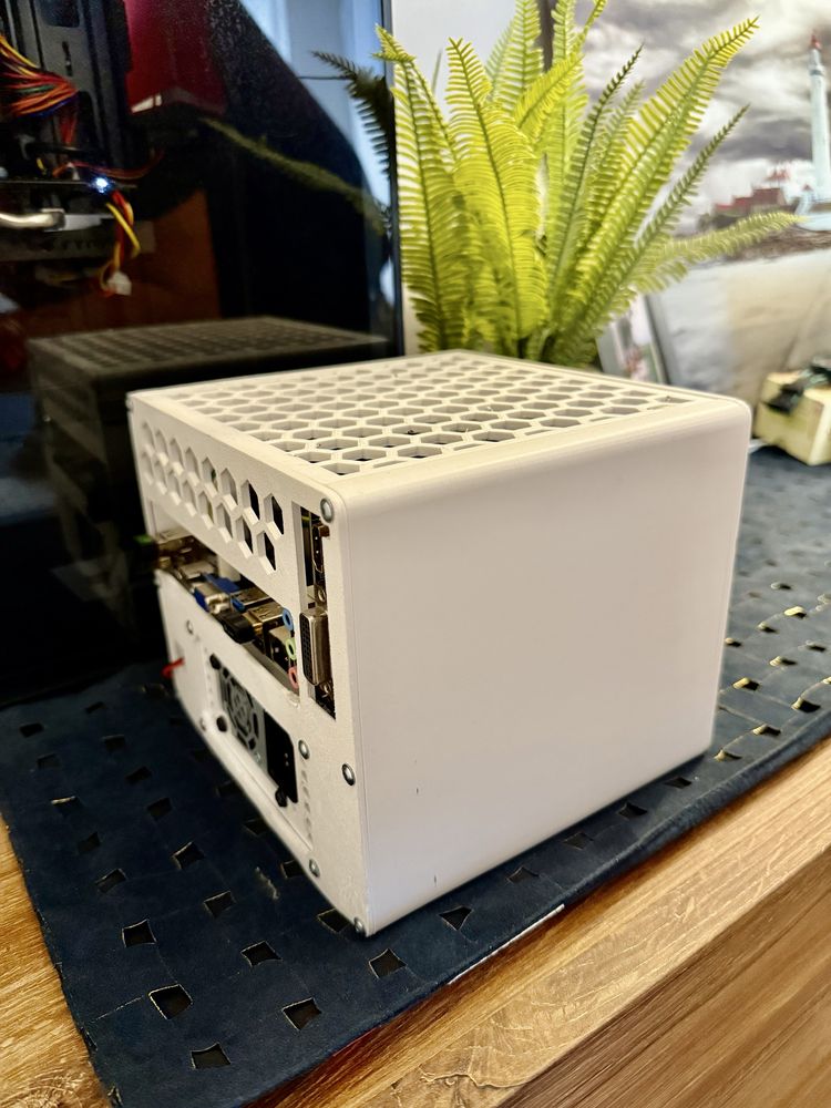 Kompaktowy komputer – 16 GB RAM, I3, SSD, GT710 2GB, NVMe