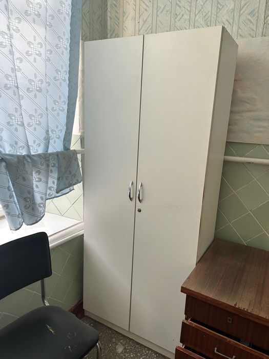 Офісна мебель різного фасони у гарному стані