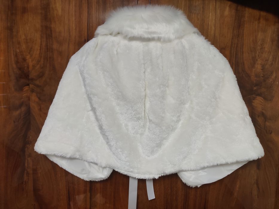 Biała peleryna na ślub, wesele