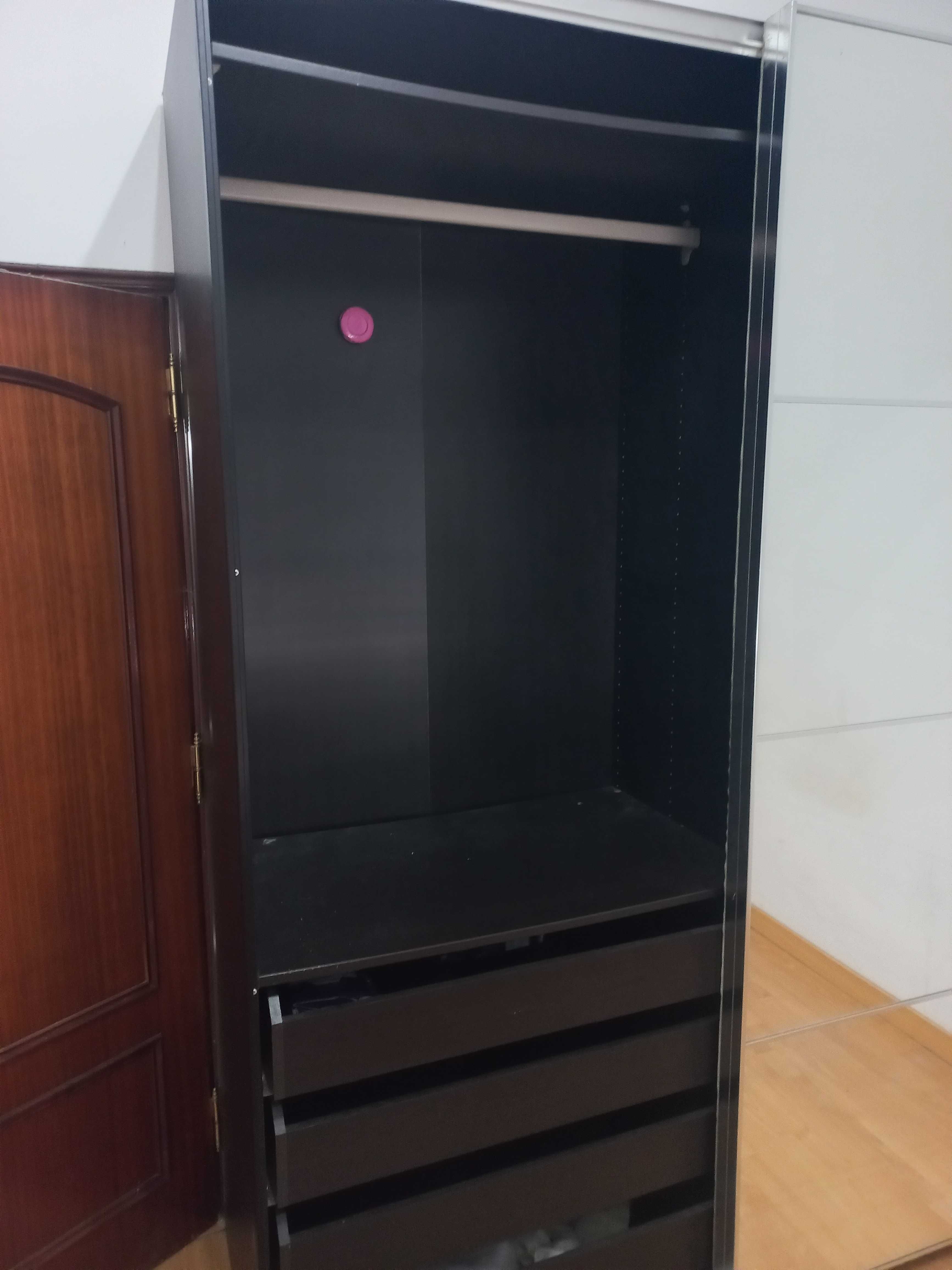 Roupeiro e mesa de TV em muito bom estado
