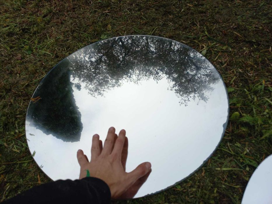 2 espelhos, um redondo e outro mais alongado