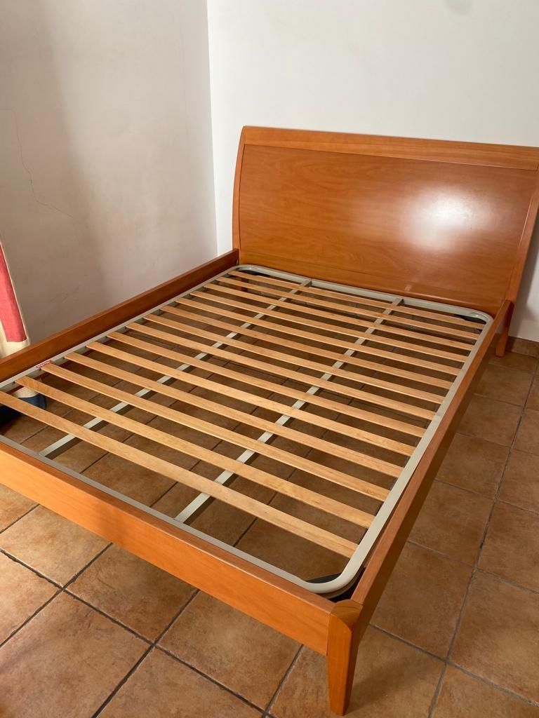 Cama de casal e mesa de cabeceira