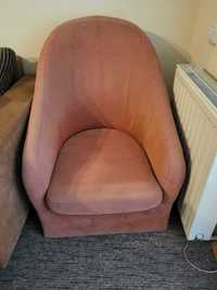 Fotel amarantowy do salonu