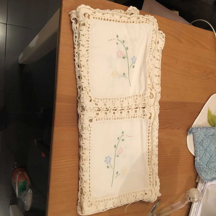 toalha de renda bordada branca com flores