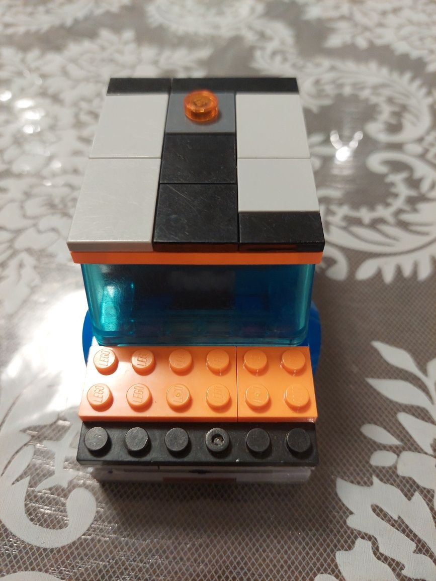 Лего автомобиль в разобранном состоянии