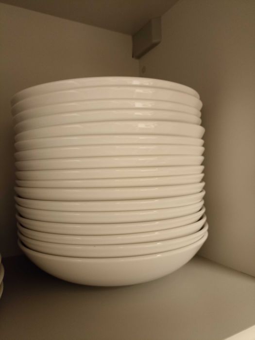 conjunto de louça branca IKEA, com 62 peças, 60 cêntimos por peça