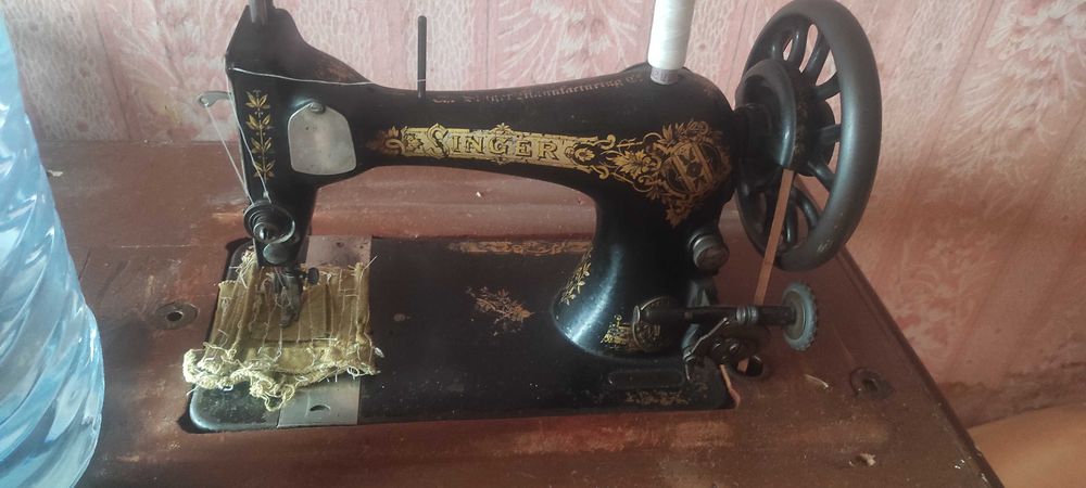 Старинная швейная машинка Singer