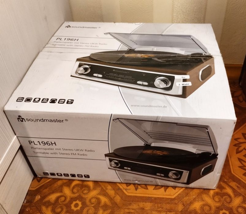 Вініловий програвач із вбудованим радіо + серветки з мікрофібри