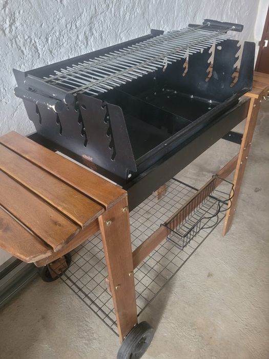 Grelhador a carvão com suporte Novo