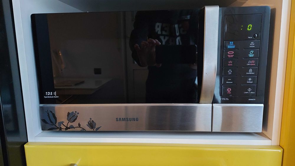 Продам мікрохвильову піч з грилем Samsung GE89MSTR- P.
