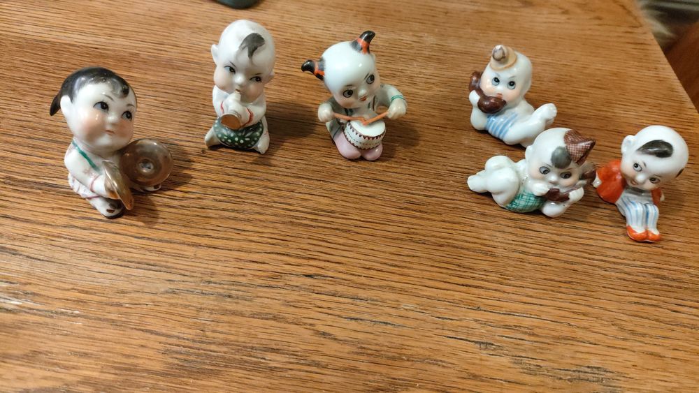 Ćmielów orkiestra chińska i towarzystwo. Figurki.