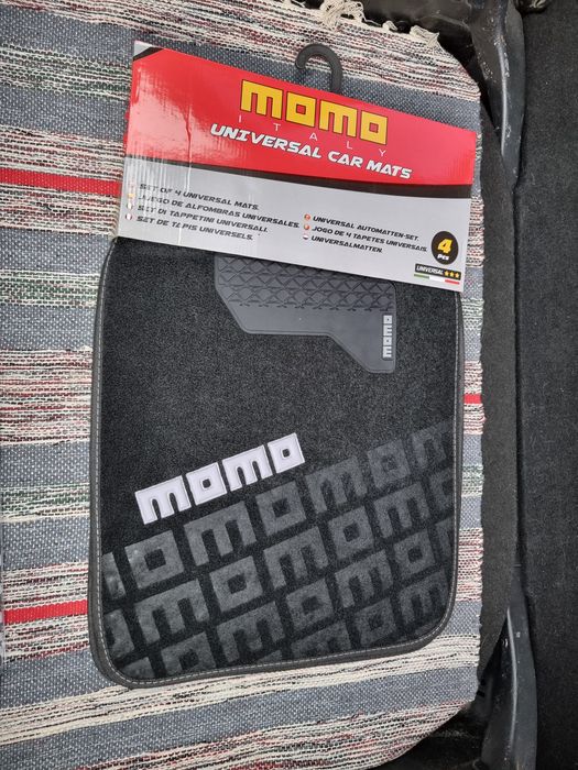 Tapetes frente e tras MOMO para carro (novos)