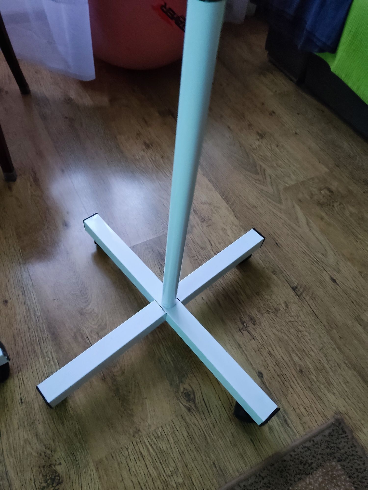 Stojak do lampy lupy na kółkach