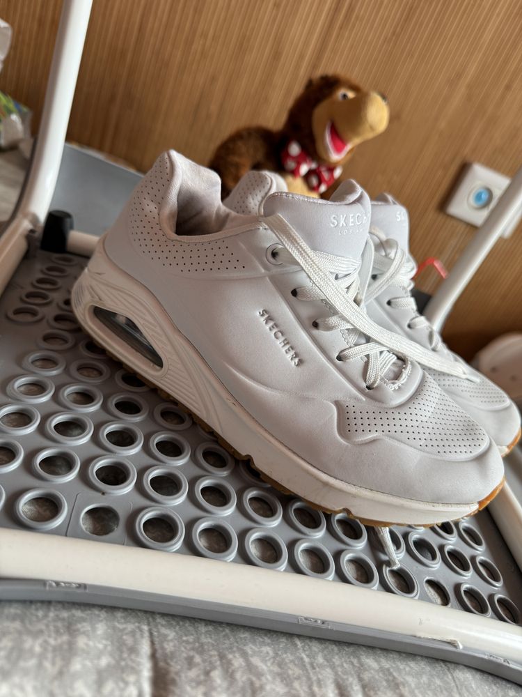 Продам кросівки Skechers оригінал білі