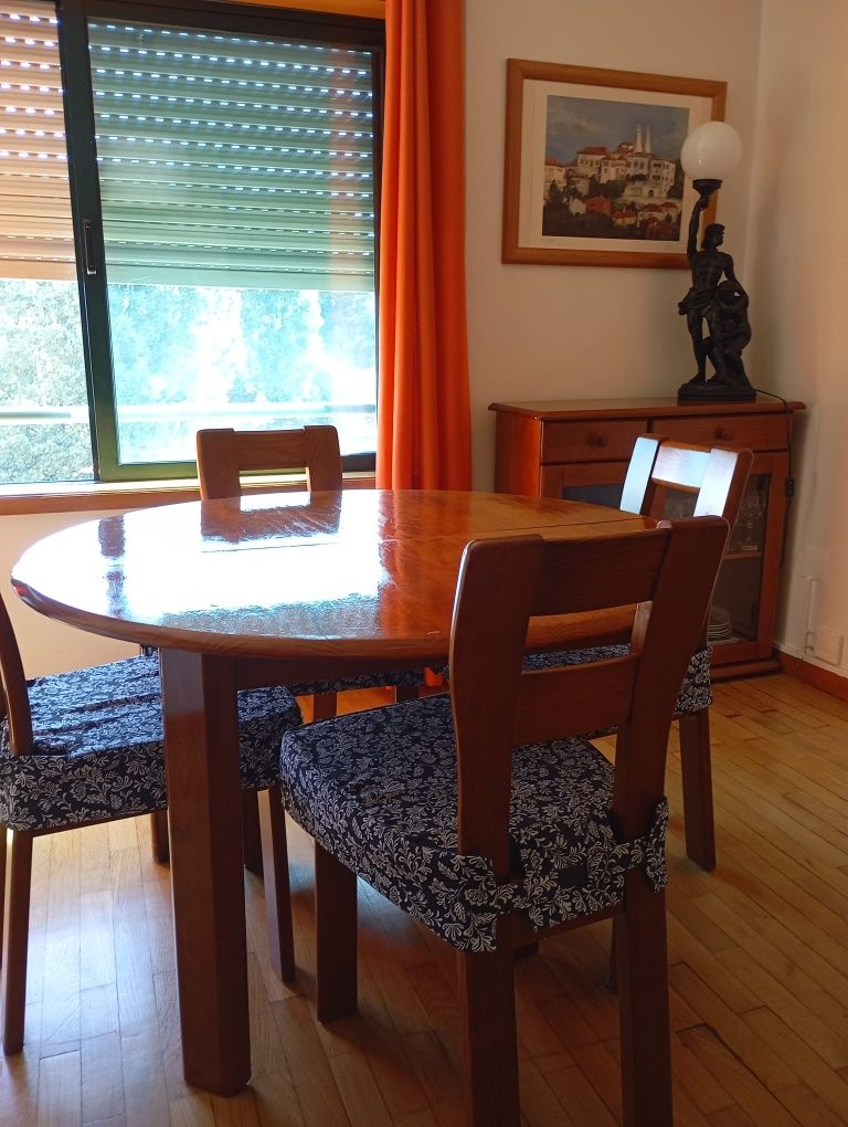 Mesa de jantar c/ cadeiras e aparador