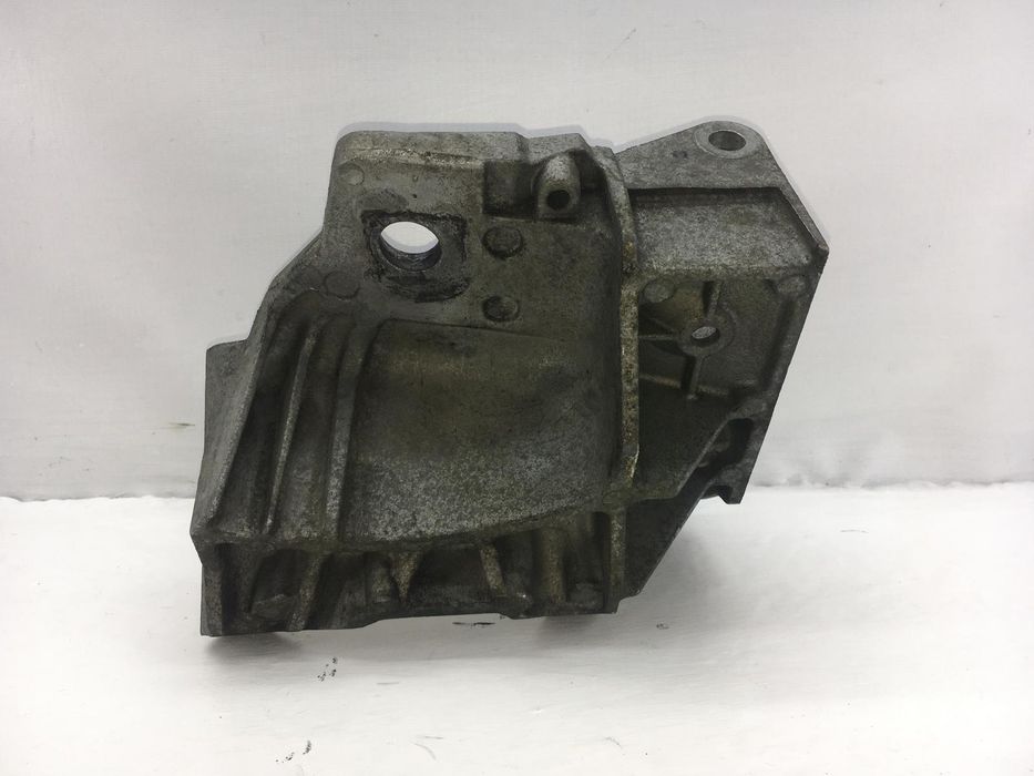 Кронштейн опори двигуна правий VOLVO XC60 2008-2013 30793561