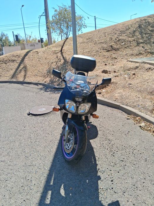 Mota YAMAHA FZR 1000
