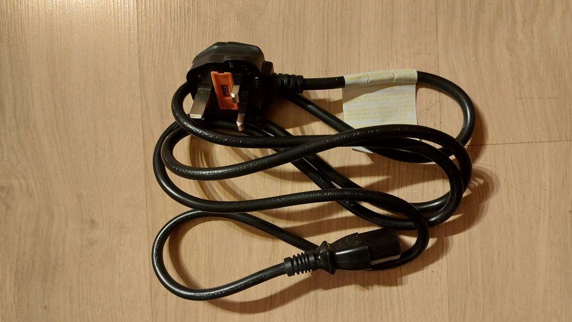 Przewód, kabel zasilający do komputera, wtyczka angielska, bezpiecznik