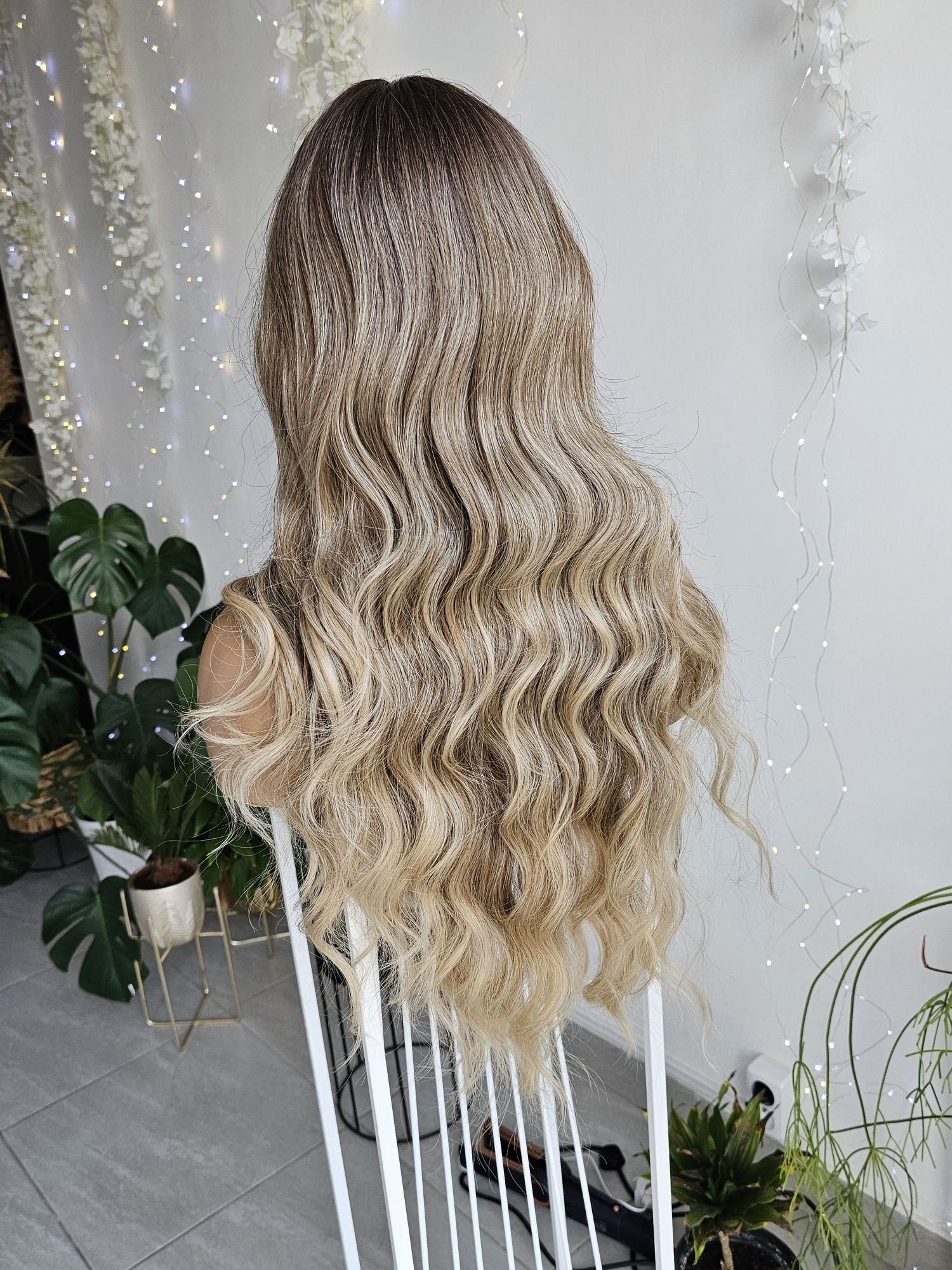 Długa peruka Dalia blond ombre fale imitacja skóry naturalny efekt