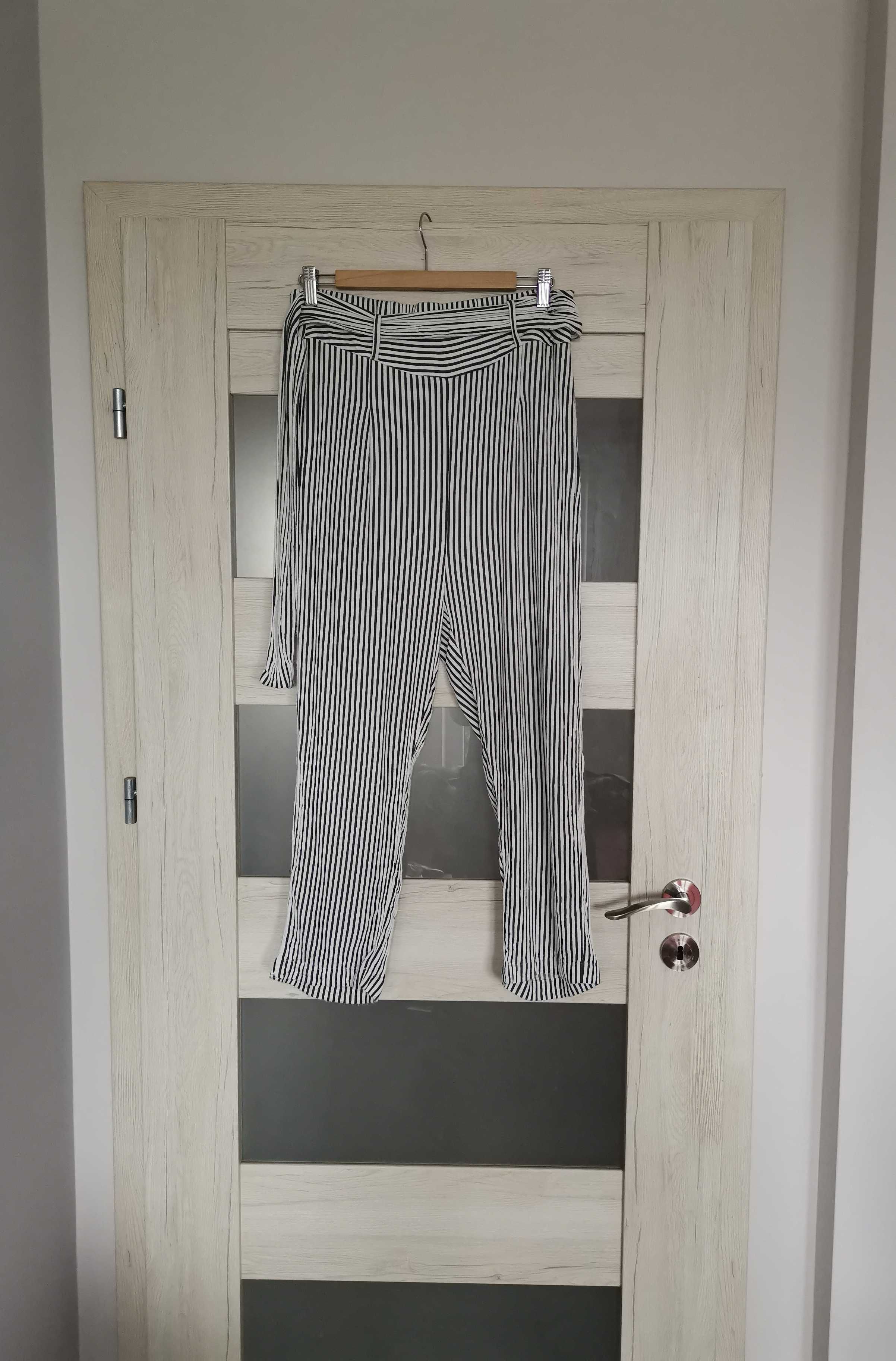 Luźne rybaczki w czarno-białe paski M/L