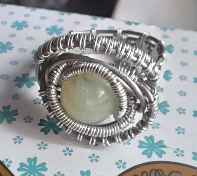 Anel em prata, brilha no escuro