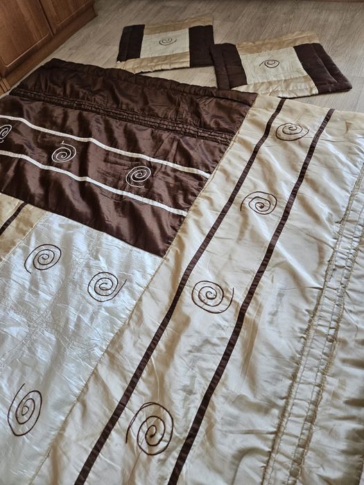 Narzuta na łóżko i ozdobne poszewki na poduszki