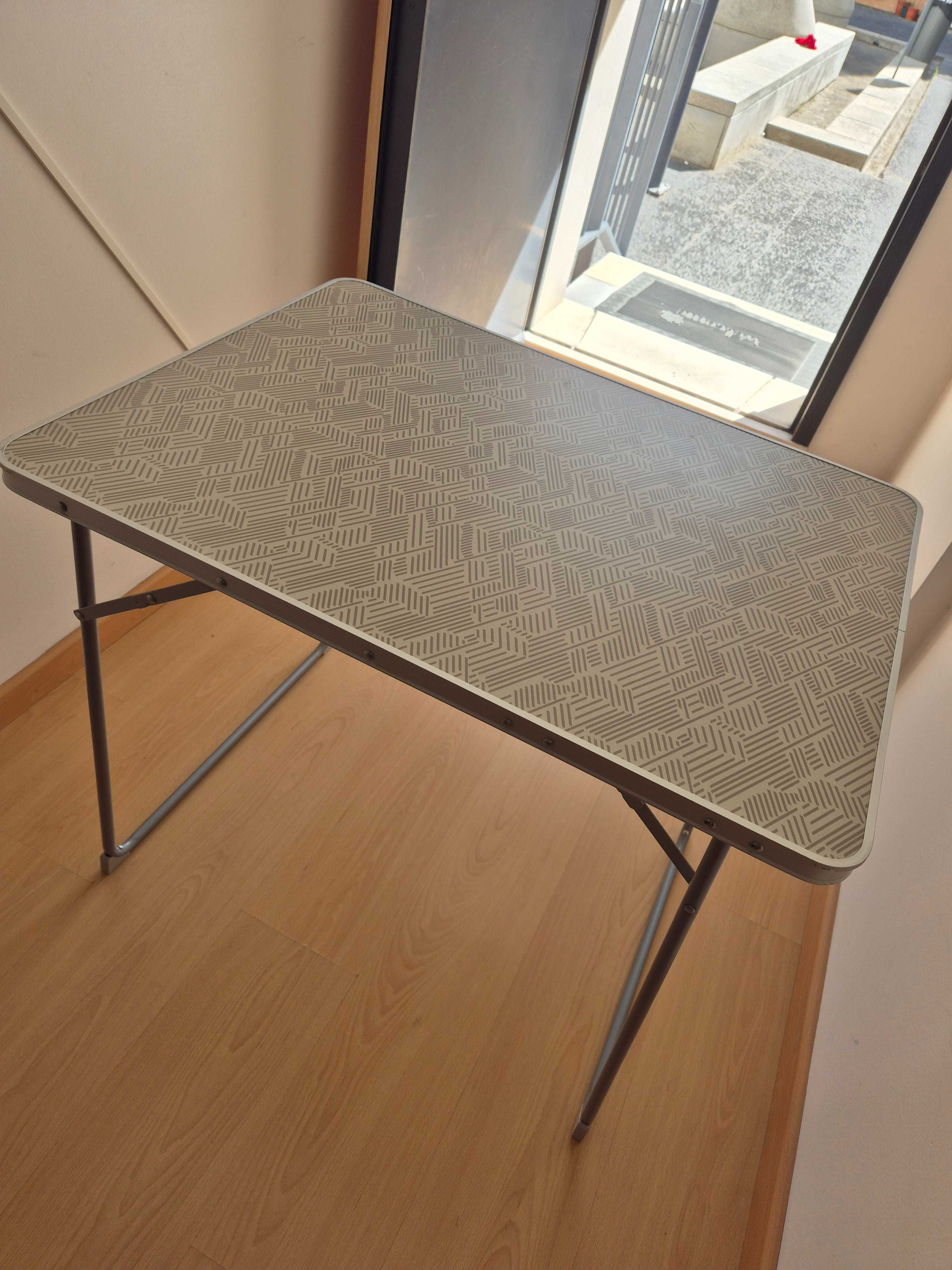 Mesa de camping dobrável – leve, prática e em ótimo estado