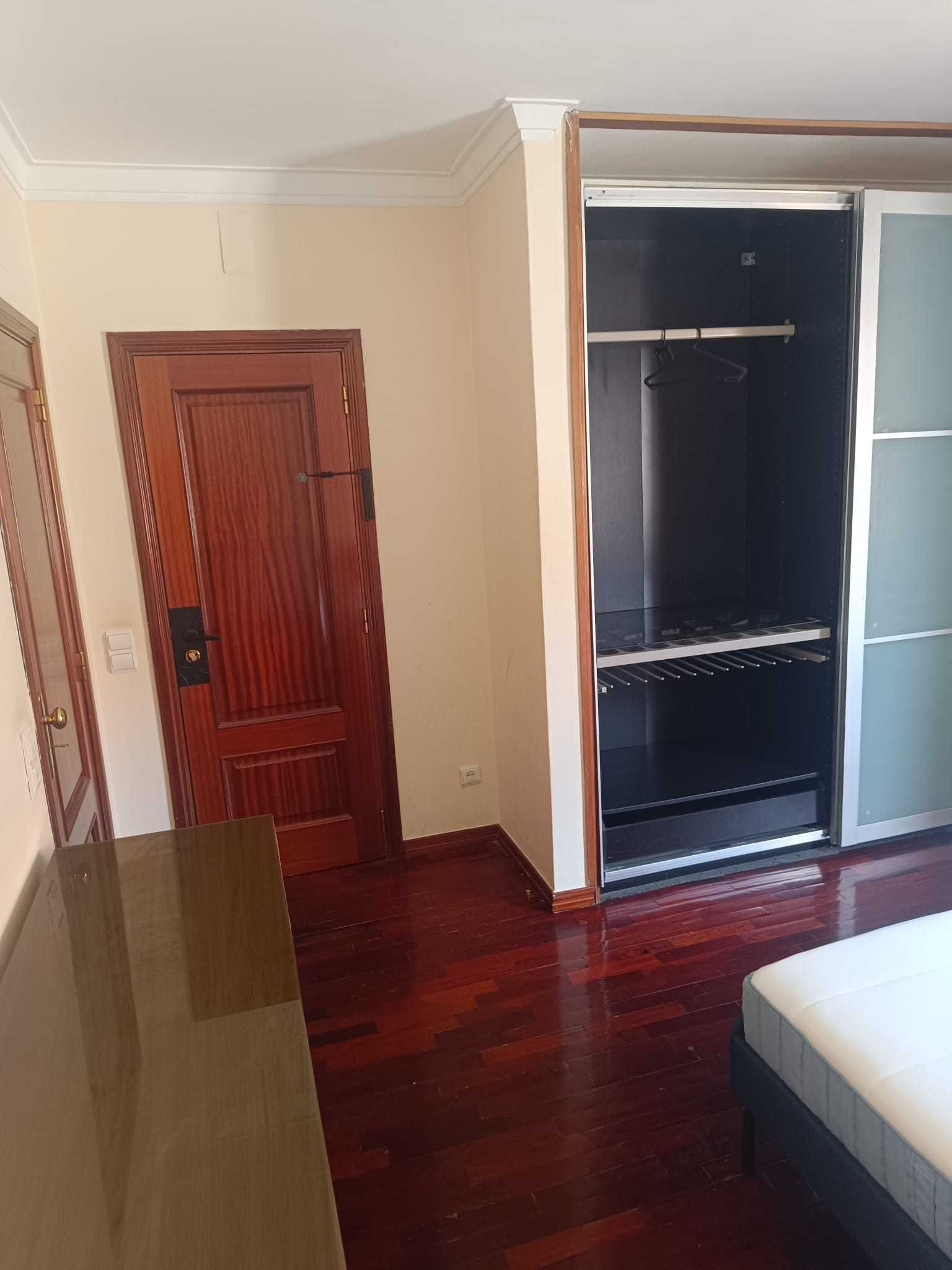 Quarto Para arrendar em rua Cooperativa Operária Amorense